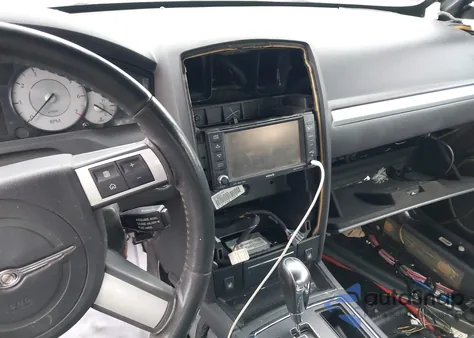 2010 Chrysler 300 Touring/Signature Series/Executive Series z USA, uszkodzony, nr VIN 2C3CA5CV1AH211238